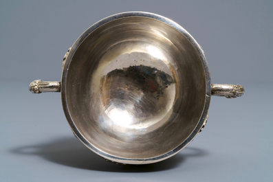 Een Japanse zilveren kom met reli&euml;fdecor, 19e eeuw