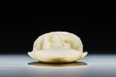 Une figure de Guanyin sur tr&ocirc;ne de lotus en jade c&eacute;ladon sculpt&eacute;, Chine, 19/20&egrave;me