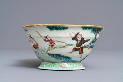 Un bol en forme de lingot en porcelaine de Chine famille rose, marque et &eacute;poque de Tongzhi