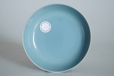 Une assiette en porcelaine de Chine monochrome clair de lune, marque de Qianlong, 19/20&egrave;me