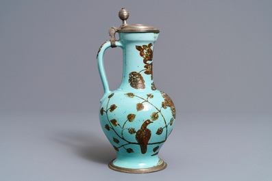 Een turquoise aardewerken kan met tinmontuur met decor van vogels en bloemen, Duitsland, 17/18e eeuw