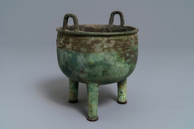 A Chinese bronze 'ding' ritual vessel with inscription, Western Zhou (11th - 8th C. b.C.)