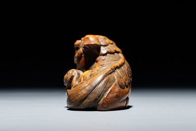 Un netsuke en bois sculpt&eacute; figurant un shishi et son petit, Japon, Edo, 18/19&egrave;me