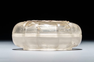 Een Chinees bergkristallen dekseldoosje met zilver ingelegd, 17/18e eeuw