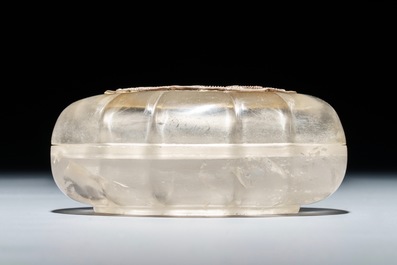 Een Chinees bergkristallen dekseldoosje met zilver ingelegd, 17/18e eeuw