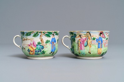 Une paire de tasses et soucoupes en porcelaine de Chine famille rose de Canton, dat&eacute;es 1831