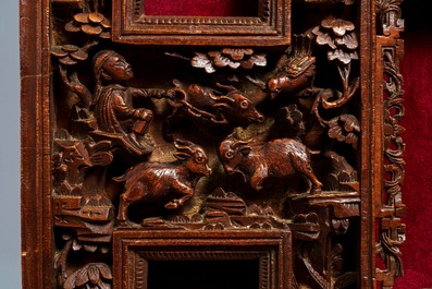 Twee Chinese gesculpteerde houten lijsten met draken en figuren, ca. 1900