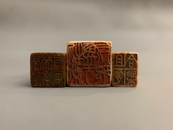 Drie Chinese zegels van kalligrafen in gesculpteerde steen, 19/20e eeuw