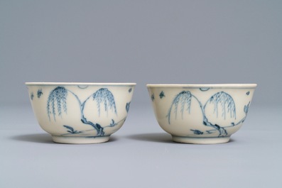 A Chinese blue and white tea caddy and a pair of cups and saucers, Ca Mau wreck, Yongzheng