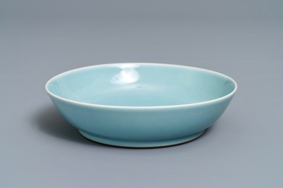 Une assiette en porcelaine de Chine monochrome clair de lune, marque de Qianlong, 19/20&egrave;me