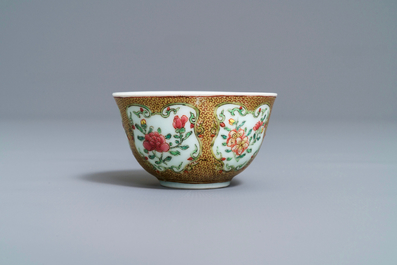 Une tasse et soucoupe en porcelaine de Chine famille rose coquille d'oeuf, Yongzheng