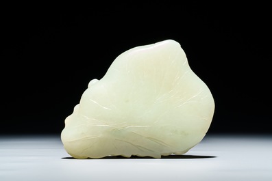 Een Chinese celadon jade opengewerkte hanger en een lotusblad met vogels, 19/20e eeuw