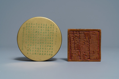 Twee Chinese bronzen wierookbranders, twee stempels en een doosje met inscriptie, 19/20e eeuw