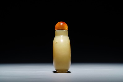 A Chinese yellow jade snuff bottle, 19/20th C.