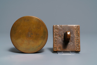 Twee Chinese bronzen wierookbranders, twee stempels en een doosje met inscriptie, 19/20e eeuw