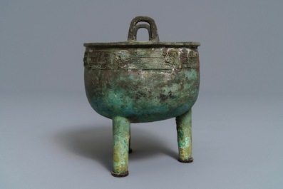 A Chinese bronze 'ding' ritual vessel with inscription, Western Zhou (11th - 8th C. b.C.)