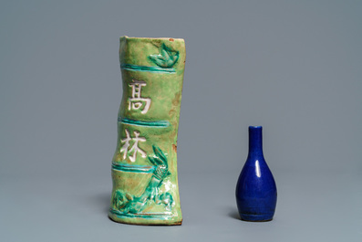 Un br&ucirc;le-parfum, un vase &agrave; suspendre et un vase de forme bouteille en porcelaine de Chine, 19/20&egrave;me