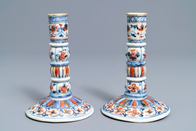 Une paire de bougeoirs en porcelaine de Chine de style Imari, Kangxi