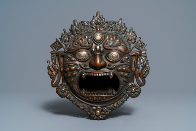 Een met zilver ingelegd bronzen masker, een jade kom en een beeld van Mahakala op draak, Tibet, 19/20e eeuw