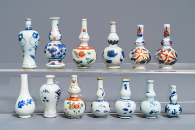 Dertien Chinese blauwwitte en famille verte miniatuur vaasjes, Kangxi en later