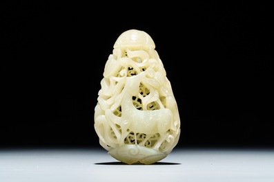 Un pendentif ajour&eacute; en jade c&eacute;ladon et une feuille de lotus figurant deux oiseaux, Chine, 19/20&egrave;me