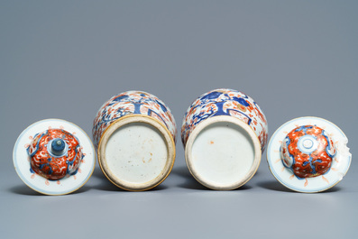 Een paar Chinese Imari-stijl en famille rose dekselvazen en twee schotels, Qianlong