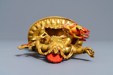 Een Sino-Tibetaanse beschilderde bronzen figuur van Jambhala op een draak, 19/20e eeuw
