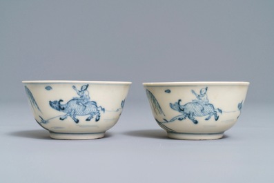 A Chinese blue and white tea caddy and a pair of cups and saucers, Ca Mau wreck, Yongzheng