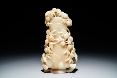 Un vase en jade brun et blanc &agrave; d&eacute;cor de singes dans un arbre de p&ecirc;ches, Chine, 19&egrave;me