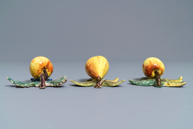 Deux mod&egrave;les de pommes et une d'une poire en fa&iuml;ence de Delft polychrome, 18&egrave;me