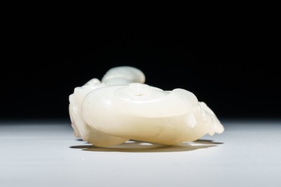 Een Chinees model van een lingzhi paddenstoel in witte jade, 19/20e eeuw
