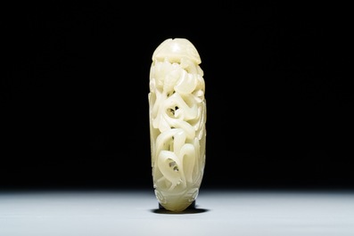 Un pendentif ajour&eacute; en jade c&eacute;ladon et une feuille de lotus figurant deux oiseaux, Chine, 19/20&egrave;me