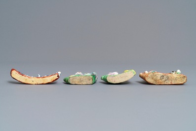 Trois comptes-gouttes et un repose-pinceaux en porcelaine de Chine famille rose, 18/19&egrave;me