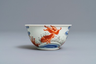 Une tasse et soucoupe en porcelaine de Chine rouge de fer, grisaille, dor&eacute; et bleu, Yongzheng
