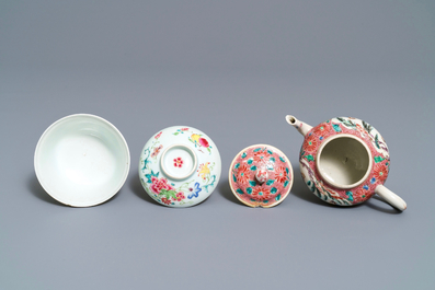 Un bol couvert et une th&eacute;i&egrave;re en porcelaine de Chine famille rose, Yongzheng