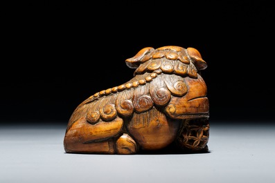 Een Japanse houten netsuke van een shishi met kleintje, Edo, 18/19e eeuw