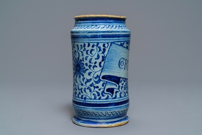 Een blauwwitte Antwerpse majolica albarello met decor 'alla porcelana', 2e helft 16e eeuw