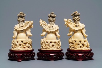 Drie Chinese ivoren figuren van zittende bloemenmeisjes, 19/20e eeuw