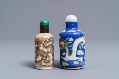 Twee Chinese dubbele snuifflesjes in porselein met drakendecor, 19e eeuw