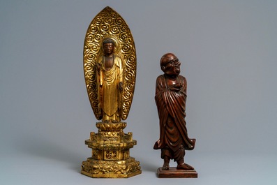 Een Japanse verguld houten figuur van Boeddha en een 'Daruma' okimono, Meiji, 19e eeuw