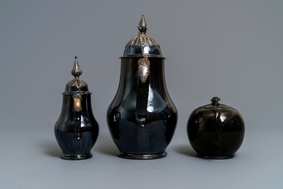 Twee kannen en een theepot in zwart aardewerk met zilveren montuur, Namen, 18e eeuw