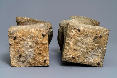 Une paire de grands mod&egrave;les de ph&eacute;nix en pierre sculpt&eacute;e, Chine, Yuan ou Ming