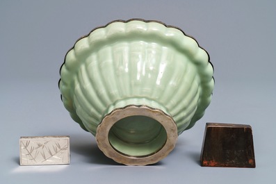 Een Chinese celadon kom met zilveren inktstel, twee etuis, een hoornen stempel en een lorgnet, 19/20e eeuw