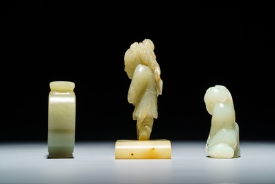 Une tabati&egrave;re et deux figures de gar&ccedil;ons en jade sculpt&eacute;, Chine, 19/20&egrave;me