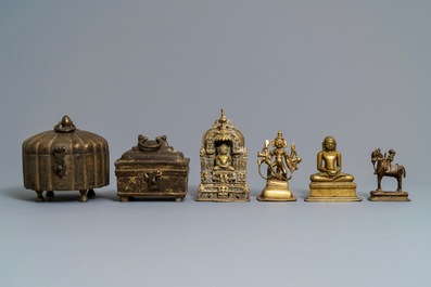 Quatre figures votives en bronze de Gujarat et deux bo&icirc;tes couvertes, Inde, 16&egrave;me et apr&egrave;s
