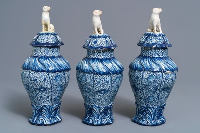 Trois vases couverts en fa&iuml;ence de Delft bleu et blanc aux prises en forme de chiens, 18&egrave;me