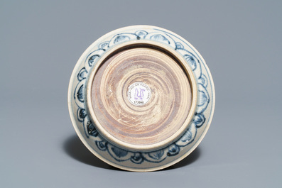 Une collection de pi&egrave;ces en gr&egrave;s porcelaineux bleu et blanc de l'&eacute;pave Hoi An, Annam, Vietnam, 14/15&egrave;me