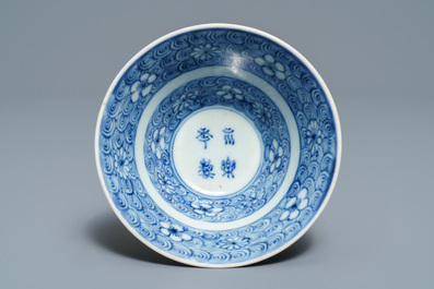 Deux assiettes et un bol en porcelaine de Chine bleu et blanc, Kangxi et 19&egrave;me