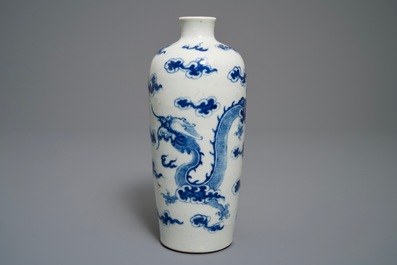 Een Chinese blauwwitte 'Bleu de Hue' meiping vaas voor de Vietnamese markt, 19e eeuw