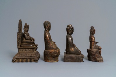 Vier bronzen figuren van Boeddha in diverse poses, China, Japan en Korea, 18/19e eeuw